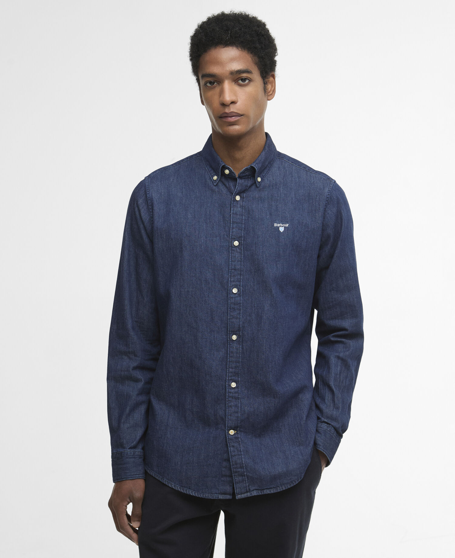 Camicia a maniche lunghe leggermente aderente con stemma in denim Indigo