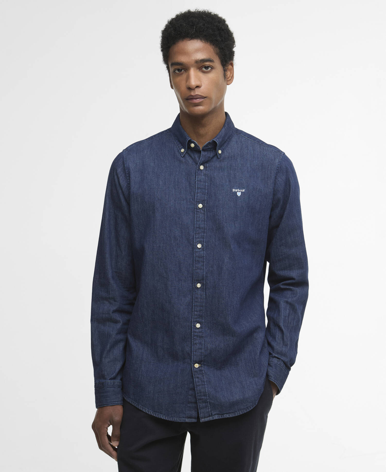 Camicia a maniche lunghe leggermente aderente con stemma in denim Indigo image number 0