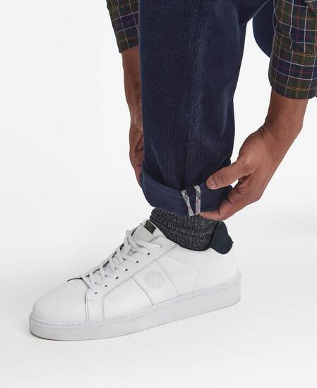 Pantaloni in velluto stretch a coste sottili dalla vestibilità leggermente aderente  Pantaloni in velluto stretch a coste sottili dalla vestibilità leggermente aderente