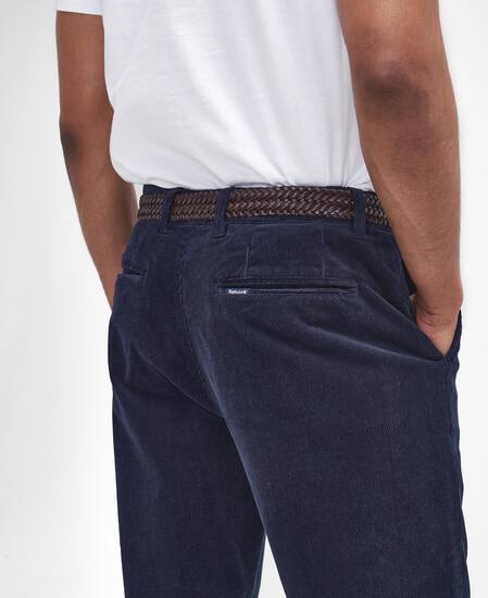 Pantaloni in velluto stretch a coste sottili dalla vestibilità leggermente aderente  Pantaloni in velluto stretch a coste sottili dalla vestibilità leggermente aderente