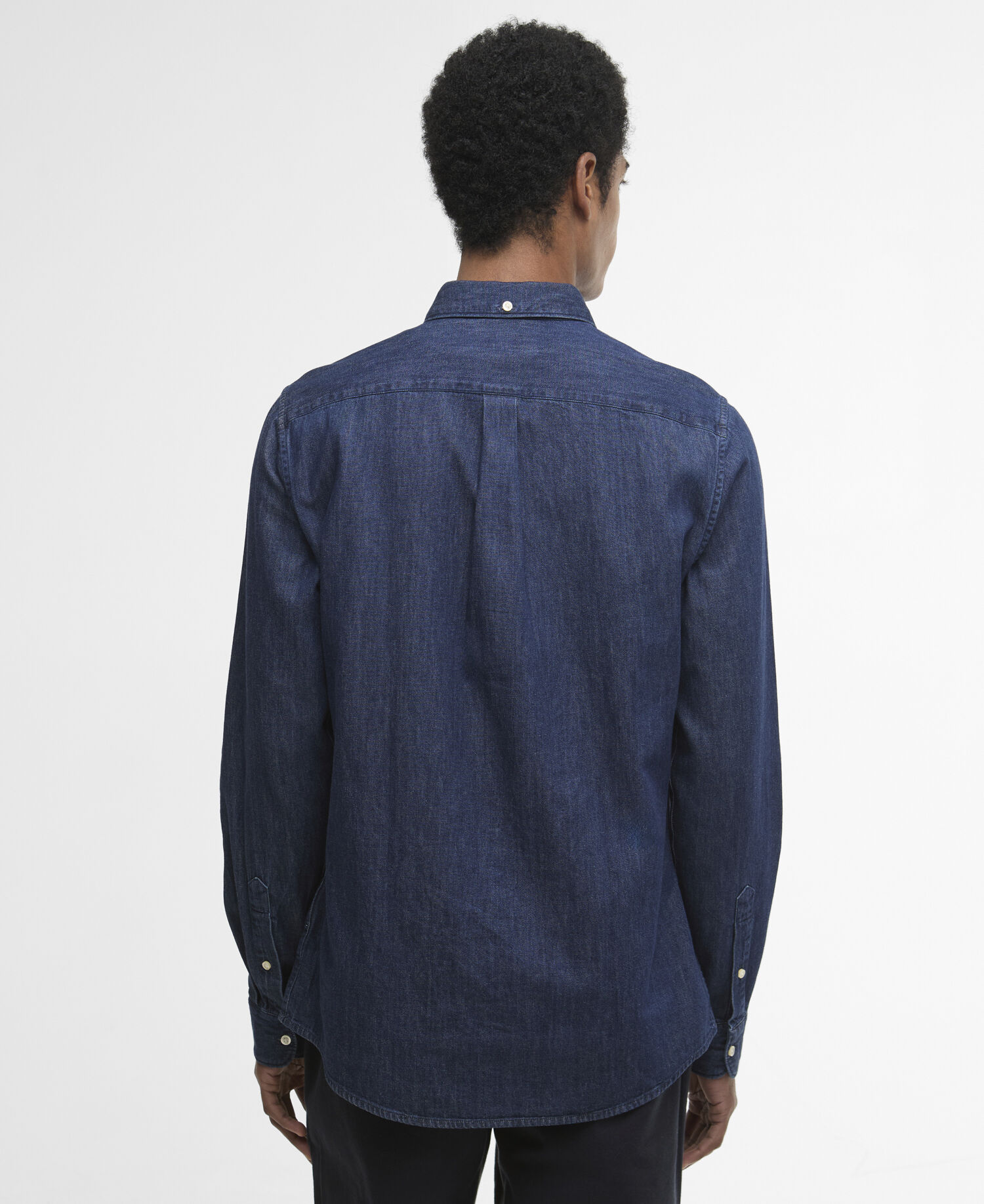 Camicia a maniche lunghe leggermente aderente con stemma in denim Indigo