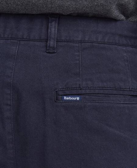 Pantaloni in tessuto stretch lavato dalla vestibilità leggermente aderente  Pantaloni in tessuto stretch lavato dalla vestibilità leggermente aderente