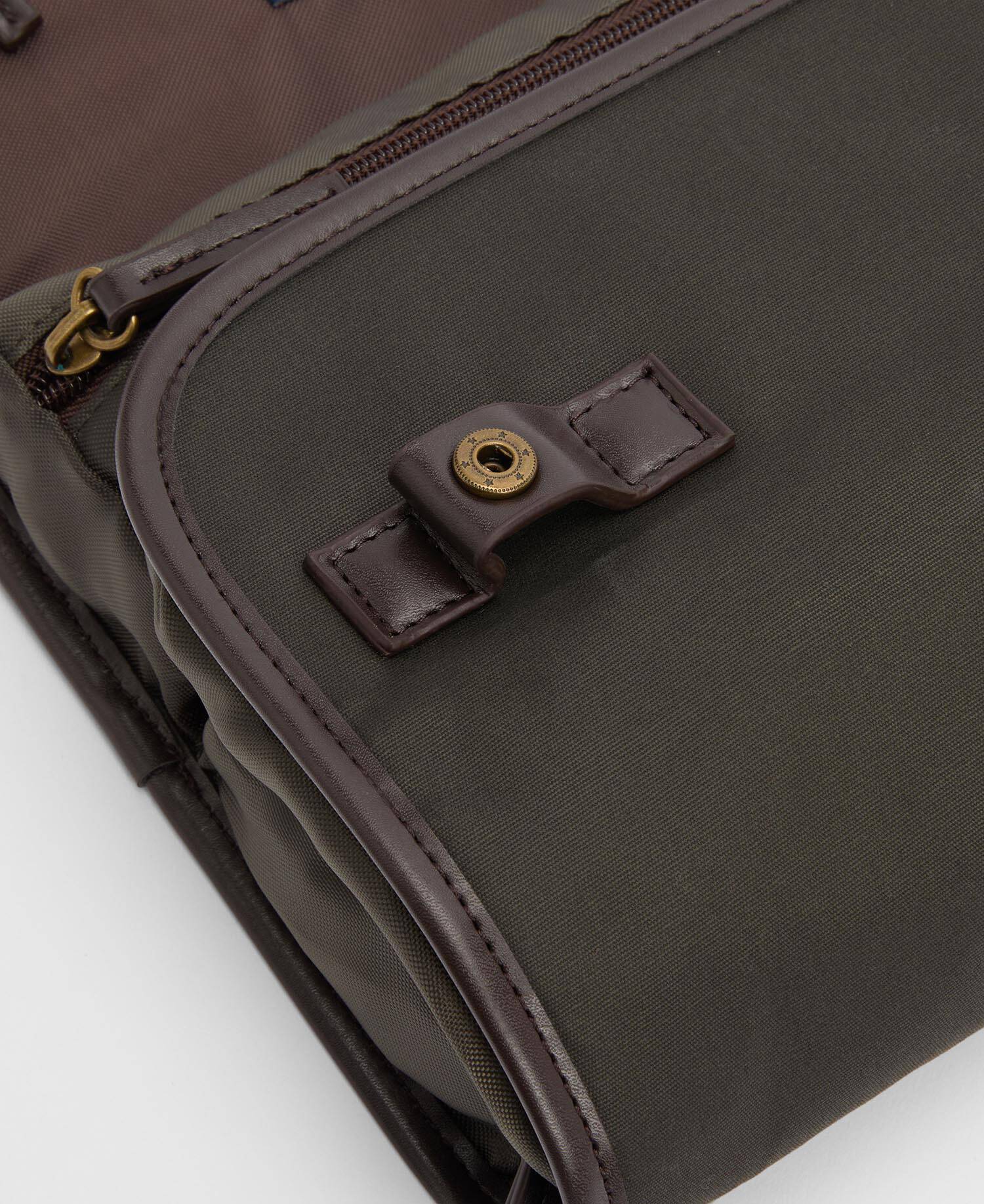 Waxed Hanging Washbag Olive/Beacon image number 4