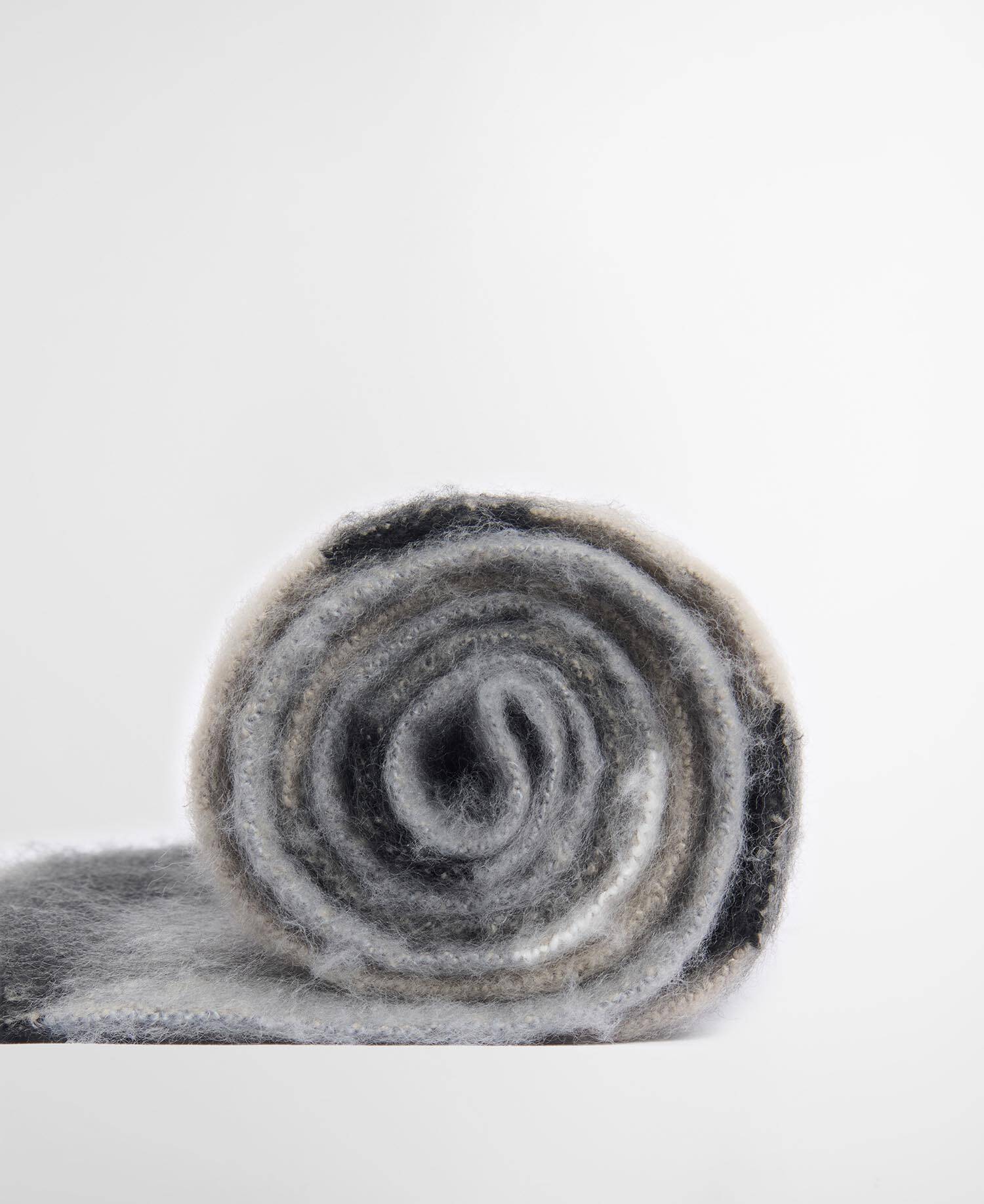 Isla Tartan Boucle Scarf image number 3