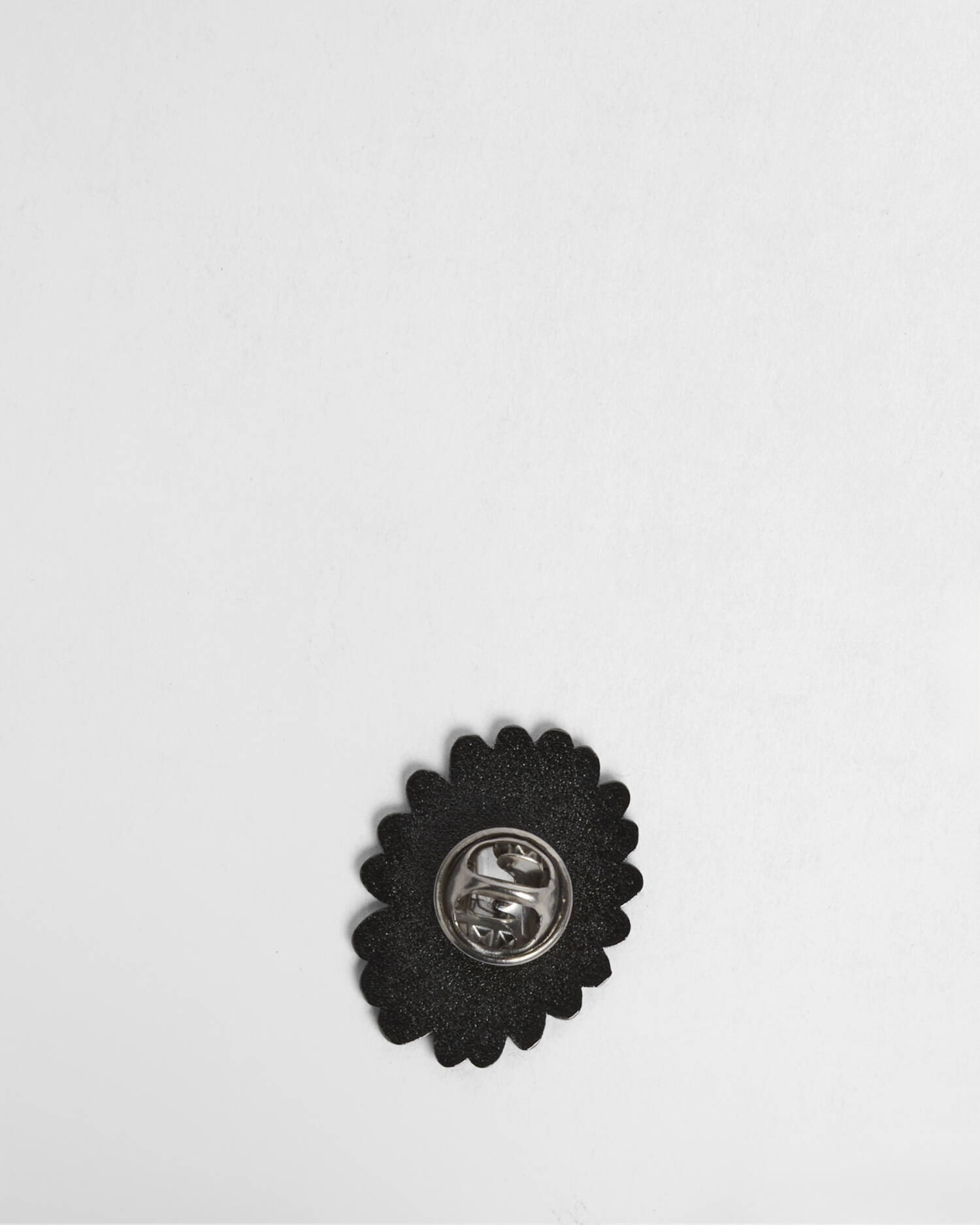 Daisy Pin Badge Daisy image number 1