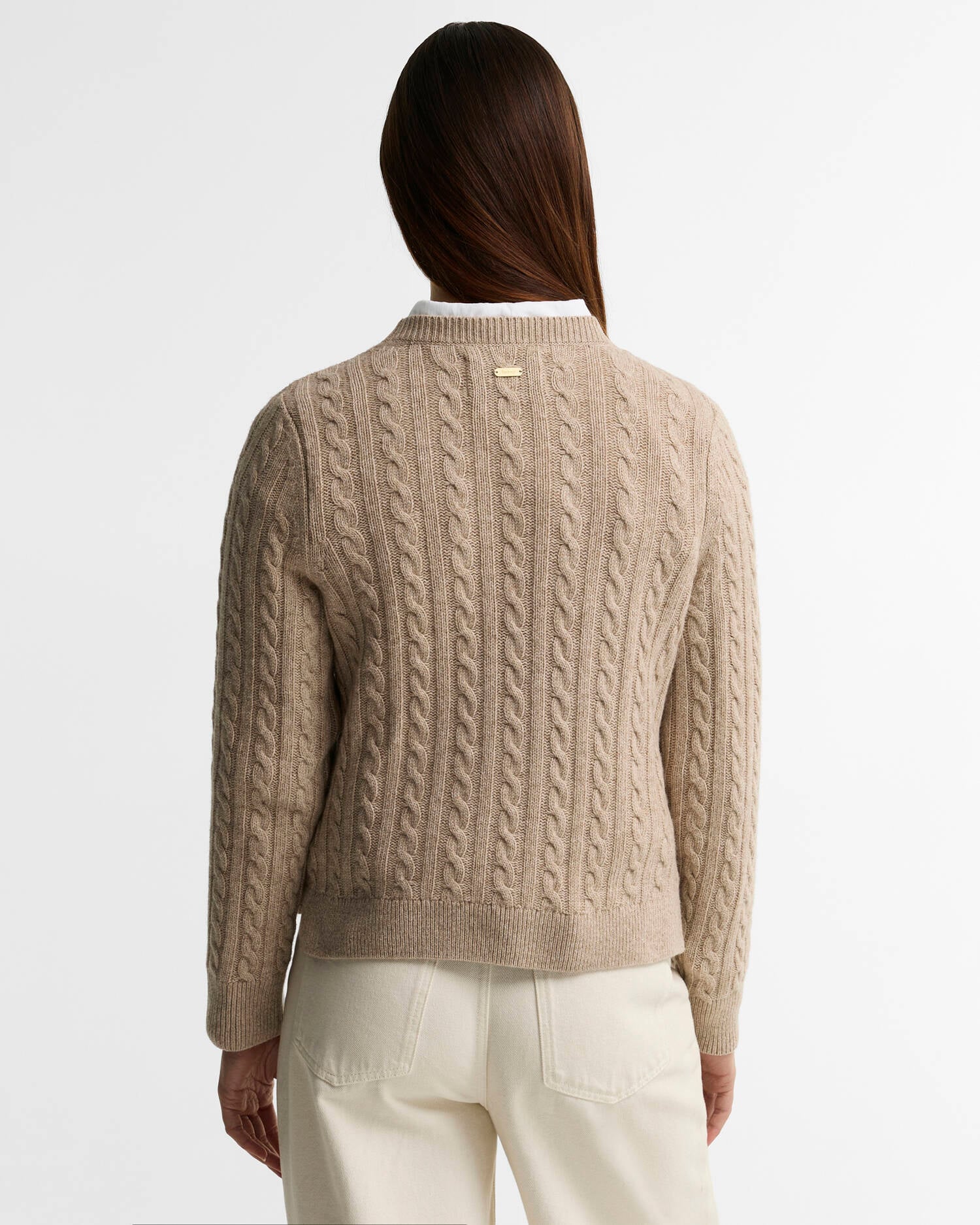 Maglione misto lana Ashdown con taglio morbido e lavorazione a trecce Honey image number 2