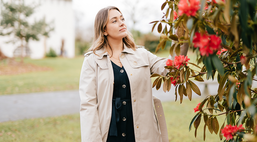 Tartan | Barbour Kleid Aria und Barbour Trenchcoat Inglis Tartan | Kate Spiers trägt das Barbour Kleid Aria und den Trenchcoat Inglis