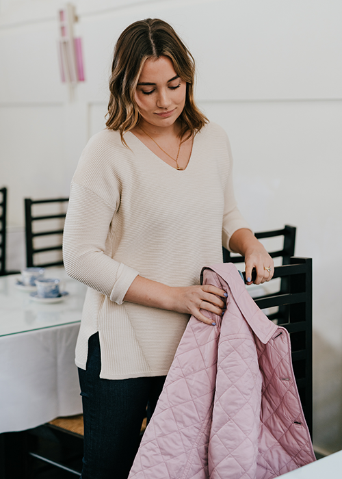 Tartan | Barbour Pullover Millie und Barbour Steppjacke Freya Tartan | Kate Spiers trägt den Barbour Pullover Millie und die Steppjacke Freya