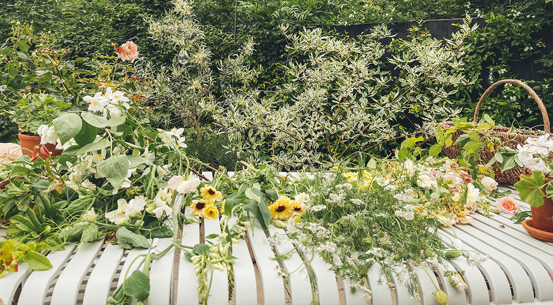 Blumen auf einem Gartentisch